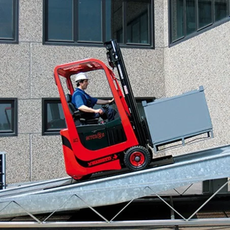 NEUWERTH Logistics SA - Mariotti - Mycros - Carrello elletrico a 3 ruote NEUWERTH Logistics SA - Mariotti - Mycros - Carrello elletrico a 3 ruote