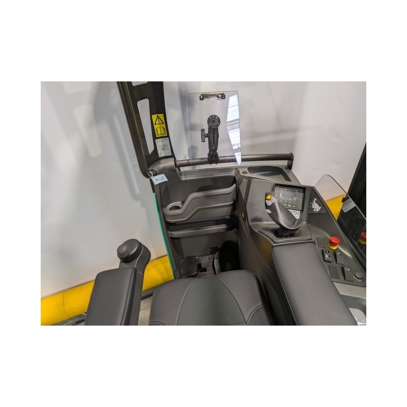 NEUWERTH Logistics SA - Mitsubishi - RB16N3 - Chariot à mât retractable NEUWERTH Logistics SA - Mitsubishi - RB16N3 - Chariot à mât retractable