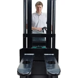 NEUWERTH Logistics SA - Mitsubishi Forklift Trucks - AXiA ES - SBP1xN2R (initial) - Stoccatore 2